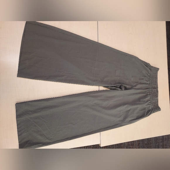 Vuori Villa Wide Leg Pants M Dark Oregano (Green) Short 25-26" Inseam - Picture 4 of 8